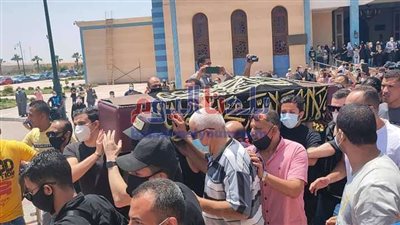 وصول جثمان سمير غانم إلى مسجد المشير طنطاوى بالتجمع الخامس