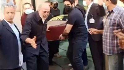 لحظة خروج جثمان سمير غانم من المستشفى لتشييع جنازته
