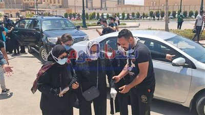 انهيار شقيقة سمير غانم عند وصول جثمانه لمسجد المشير.. صور