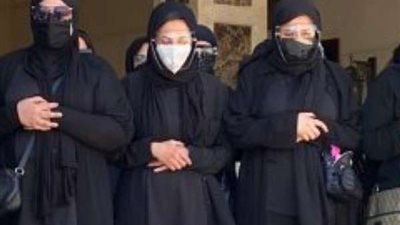 بكاء دنيا وإيمى سمير غانم أثناء صلاة الجنازة على والدهما.. صور