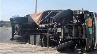 انقلاب سيارة محملة بالقمح على طريق العدوة بالمنيا