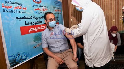شاهد.. تطعيم المدرسين المشاركين في امتحانات الثانوية بـ الفيوم
