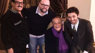 محمد محمود عبد العزيز يشارك جمهوره بصورة برفقة والده والراحل سمير غانم.. شاهد