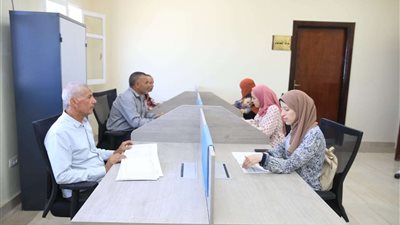 محافظ سوهاج يتابع أعمال فرش وتأثيث مجمعات الخدمات الحكومية