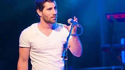 الجمهور يتفاعل بحب مع أغاني عزيز مرقة في أول مشاركة له في مهرجان القلعة