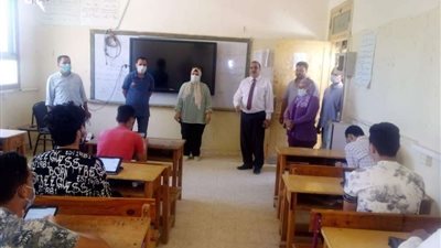 وكيل التربية والتعليم بمطروح يتابع الامتحان التجريبي بالعلمين الثانوية