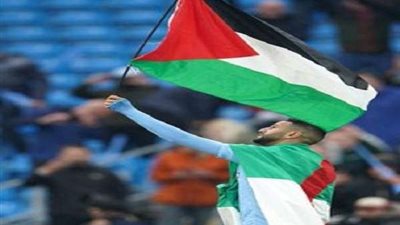 الجزائري محرز يرفع علم فلسطين خلال احتفال السيتي بلقب 