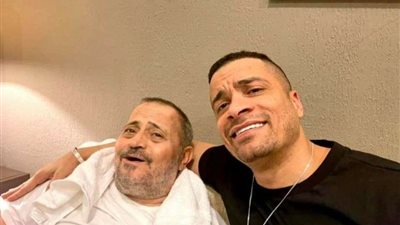 حسن شاكوش يشارك جمهوره بصورة رفقة جورج وسوف.. شاهد