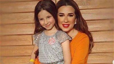 أسما شريف منير تهنىء ابنتها بالعام الدراسي الجديد