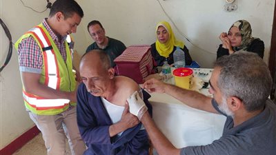 تطعيم عمال وغطاسين بمجال الصرف الصحي سوهاج لحمايتهم من الأمراض والأوبئة