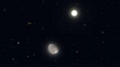 بالعين المجردة.. القمر يقترن بعملاق المجموعة الشمسية اليوم