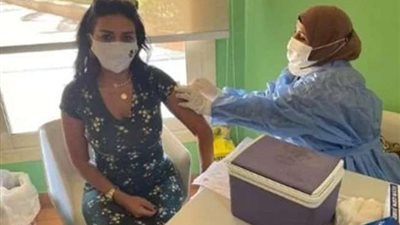 رانيا يوسف تتلقى لقاح كورونا