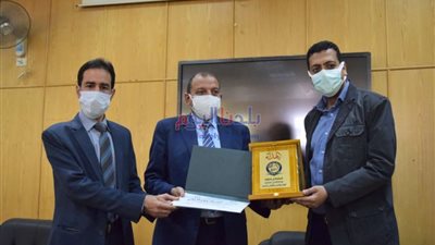 رئيس جامعة بني سويف يكرم محرر 