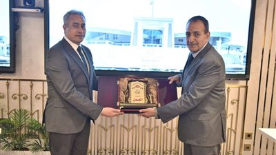 وزير العمل يزور أكبر مجمع للإصدارات الذكية والمؤمنة