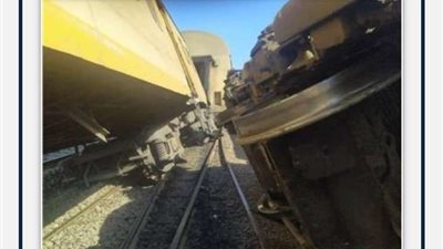 استئناف حركة القطارات بعد توقفها لانقلاب عربتين على خط دمياط- طنطا