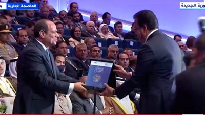 وزير الصحة يمنح السيسي نسخة من الاستراتيجية الوطنية للسكان والتنمية.. فيديو