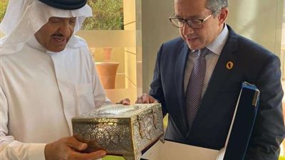 وزير الآثار يلتقي بالأمير سلطان بن سلمان في قمة 