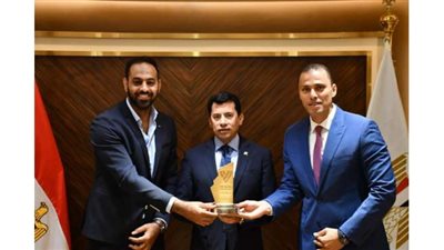 وزير الشباب والرياضة يكرم مُنظمي بطولة العالم للكرة الشاطئية بالعلمين