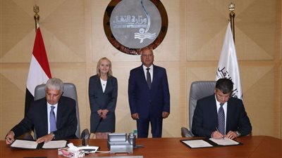 وزير النقل يترأس مراسم توقيع عقد أعمال البنية الأساسية لمترو الإسكندرية