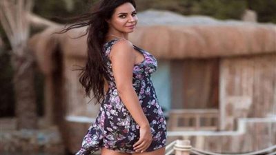 أبيض × أسود.. نسرين أمين تستقبل الصيف بجلسة تصوير جريئة.. شاهد