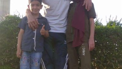 إخلاء سبيل والدة طفلين عُثر عليهما مخنوقين مع والدهما ببنها