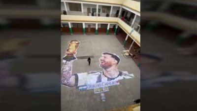 شاهد| صورة ضخمة لميسي من أغطية الزجاجات البلاستيكية