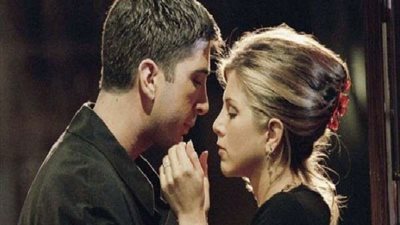 القصة الكاملة.. علاقة حقيقية بين جينيفر أنيستون وديفيد شويمر وتغير نبرة الحديث عن المثلية الجنسية