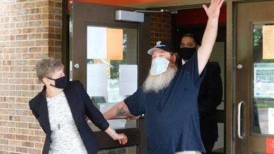 بعد 32 عاما من السجن تظهر براءته.. رجل أمريكي يطالب بتعويض 1.6 مليون دولار