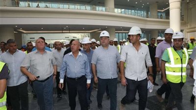 وزير النقل في جولة تفقدية بمحطة قطارات صعيد مصر