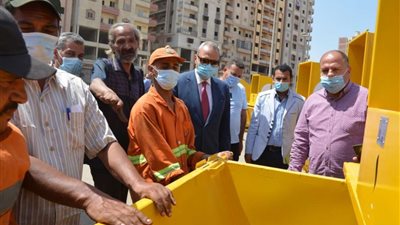 محافظ القليوبية يتابع تسليم 70 صندوق قمامة حضاري لدعم منظومة القمامة ببنها