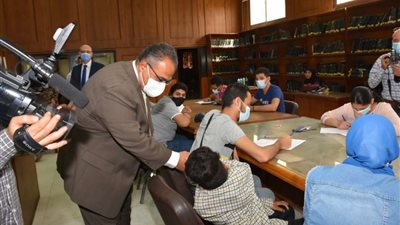 نائب رئيس جامعة عين شمس يتفقد لجان الامتحانات فى اليوم الأول
