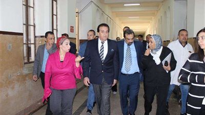 وزير التعليم العالي يستعرض تقريرًا حول إنجازات معهد بحوث أمراض العيون