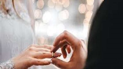 في حفل سري.. رئيس وزراء يتزوج من خطيبته (صور)