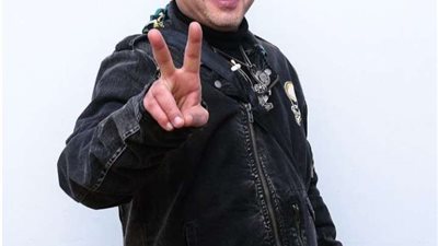 محمد هنيدي يمزح كعادته بمشاركة صورة قديمة له.. شاهد