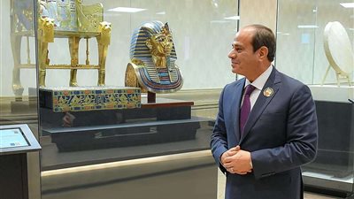 الرئيس السيسي يتفقد النماذج الأثرية المصرية ضمن معروضات الدول بقمة العشرين