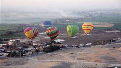 35 بالون طائر على متنها 720 سائحًا تزين سماء الأقصر