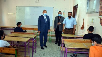 محافظ القليوبية يتفقد لجان امتحانات نهاية العام الدراسي للشهادة الإعدادية