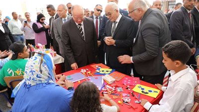وزير التعليم ومحافظ القاهرة يفتتحان معرض 