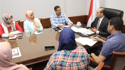 نائب محافظ سوهاج يعقد اجتماعًا بأعضاء فريق مبادرة 