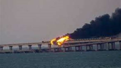 أوكرانيا تؤكد الاستمرار في قصف جسر القرم حتى تدميره