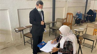 رئيس جامعة مطروح يتفقد لجان الإمتحانات بكلية التربية