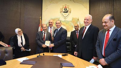 نقيب المحامين يُكرم خريجي الدورة التاسعة من دورات الأكاديمية العسكرية للدراسات العليا والاستراتيجية