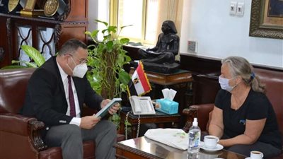 معهد جوتة يهدى كتاب 