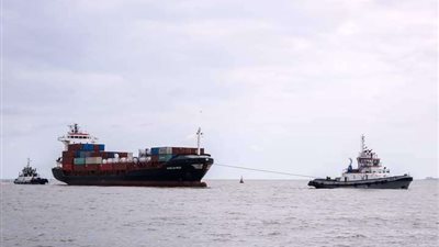 انقلاب سفينة فى ميناء الحديدة ومصرع عامل