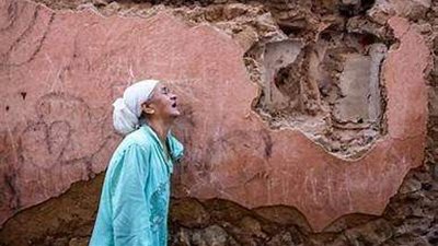 فرق الإنقاذ في المغرب تسابق الزمن لانتشال ناجين من تحت الأنقاض.. فيديو