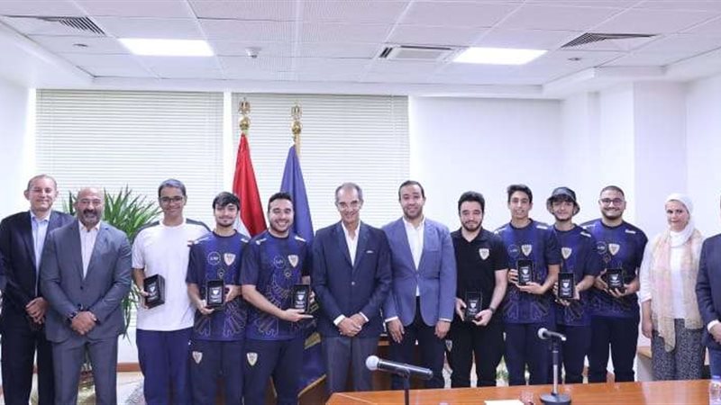 وزير الاتصالات أثناء