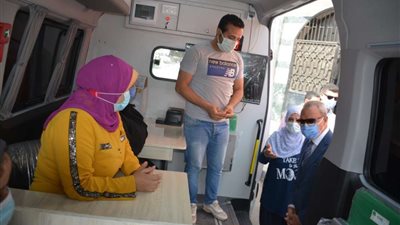 محافظ القليوبية يتابع العمل بسيارة متنقلة كمركز تكنولوجي