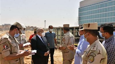 رئيس الهيئة الهندسية والخشت يتفقدان المعهد القومى للأورام الجديد 