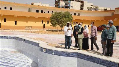 نائب محافظ الوادي الجديد تتابع أعمال تطوير حديقة السلام بالخارجة