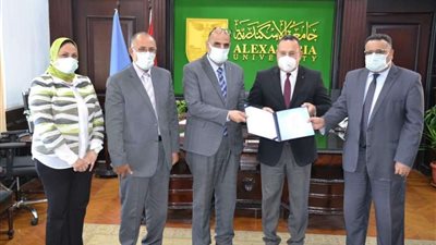 رئيس جامعة الإسكندرية يسلم عمداء 5 كليات عقود تميز وإعتماد دولى
